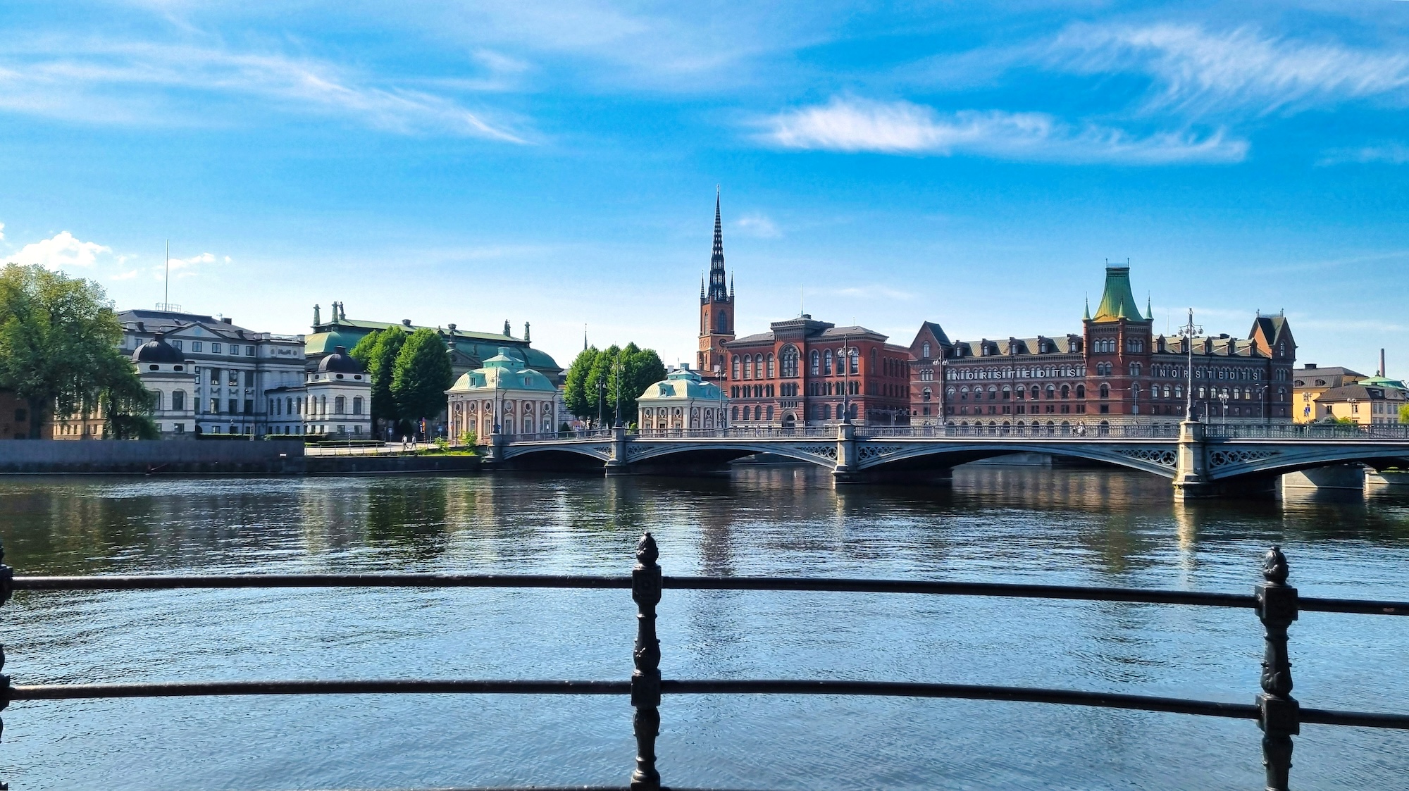 Wasser ist allgegenwärtig in Stockholm wie im Foto von John Disandolo auf Unsplash