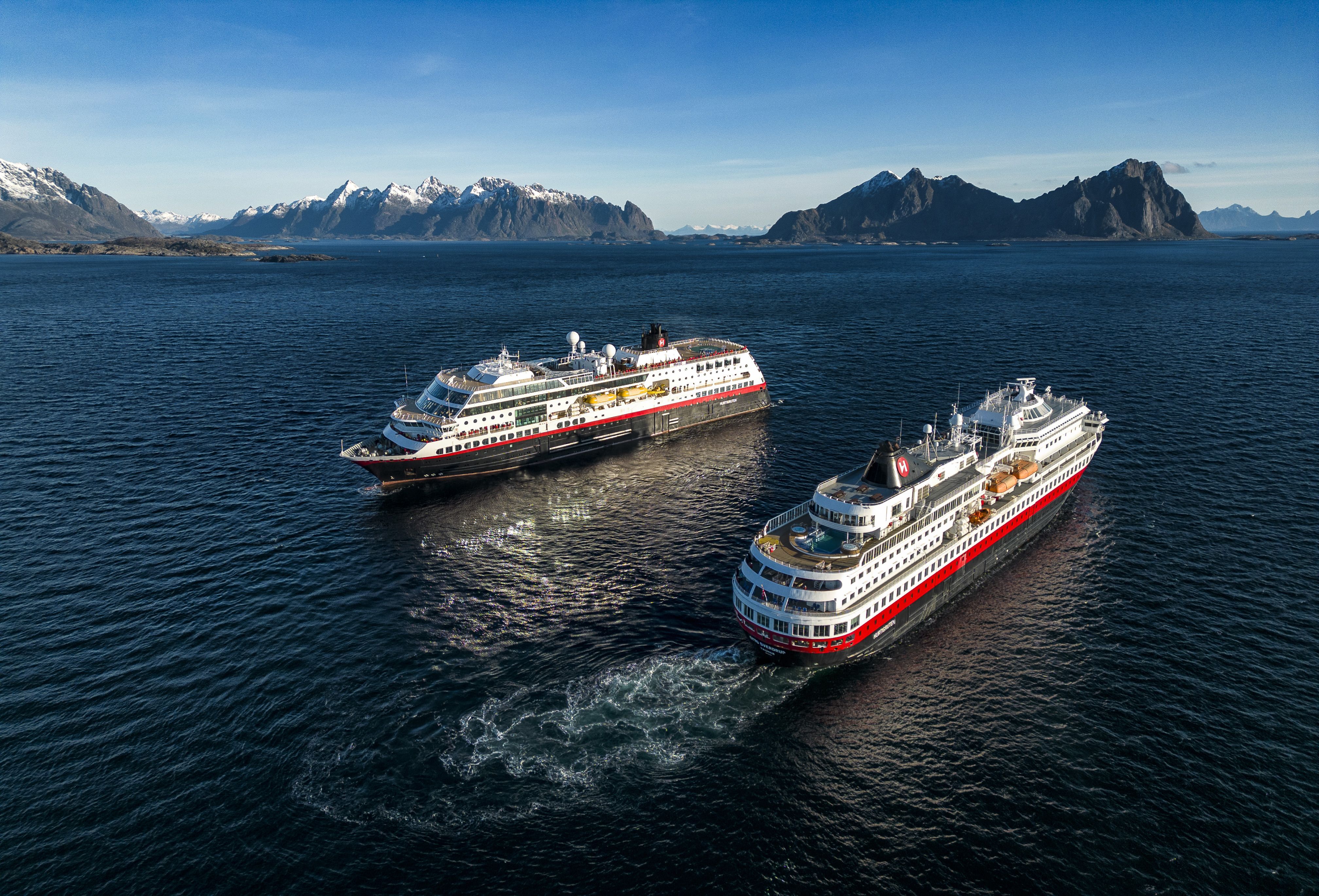 Zwei Schiffe von Hurtigsten vor der Norwegischen Küste