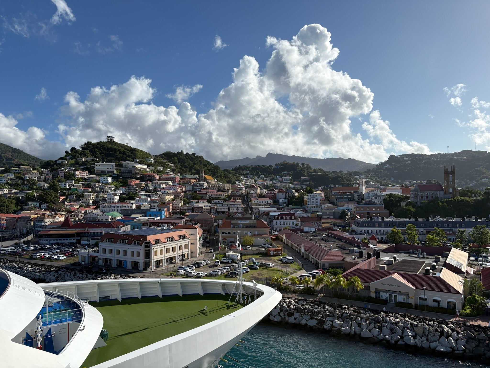 Die Schiffe liegen in Grenadas Hauptstadt vor Anker