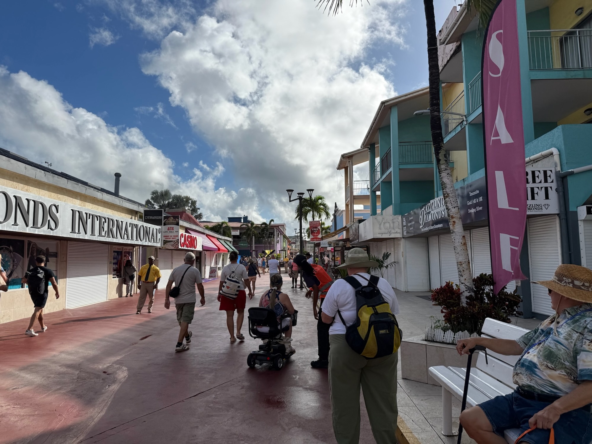 Die bunte Hauptstraßen beginn direkt am Hafen