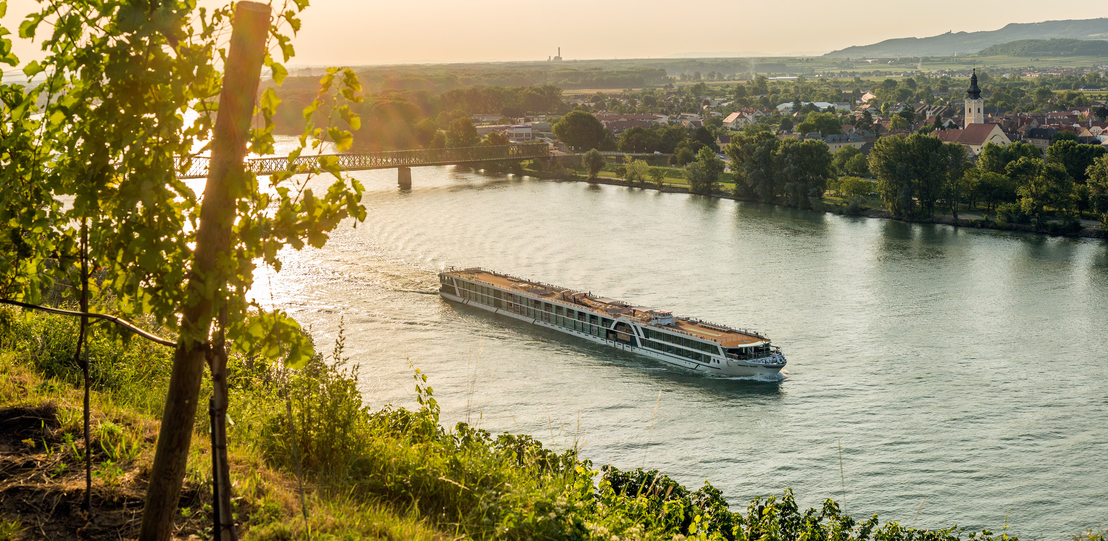 AMADEUS Silver Outside View of Amadeus Silver_Lueftner Cruises_Amadeus_Internal Ein Schiff von Amadeus im Sonnenuntergang