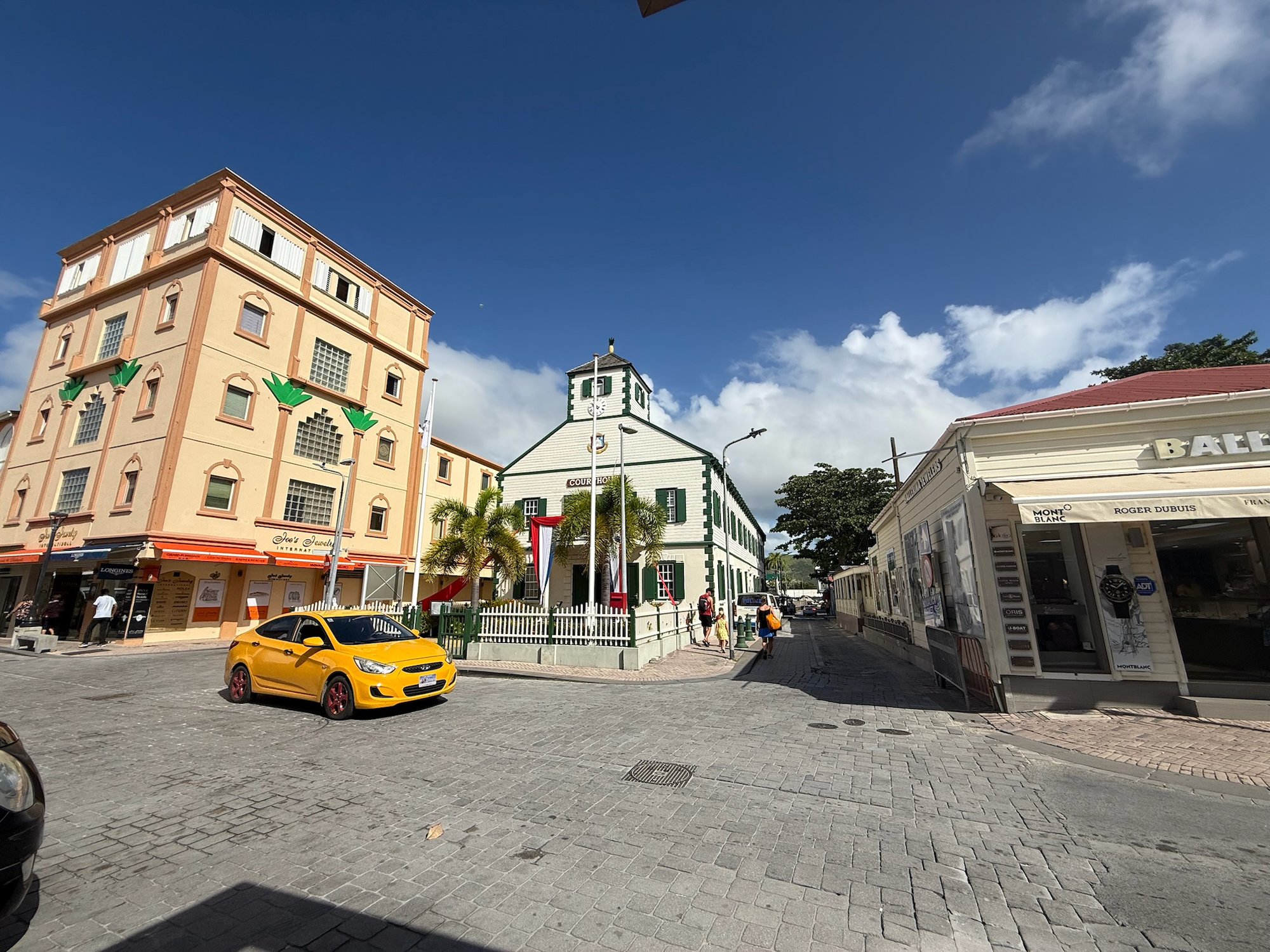 Das historische Gerichtsgebäude an der Hauptstraße von Sint Maarten