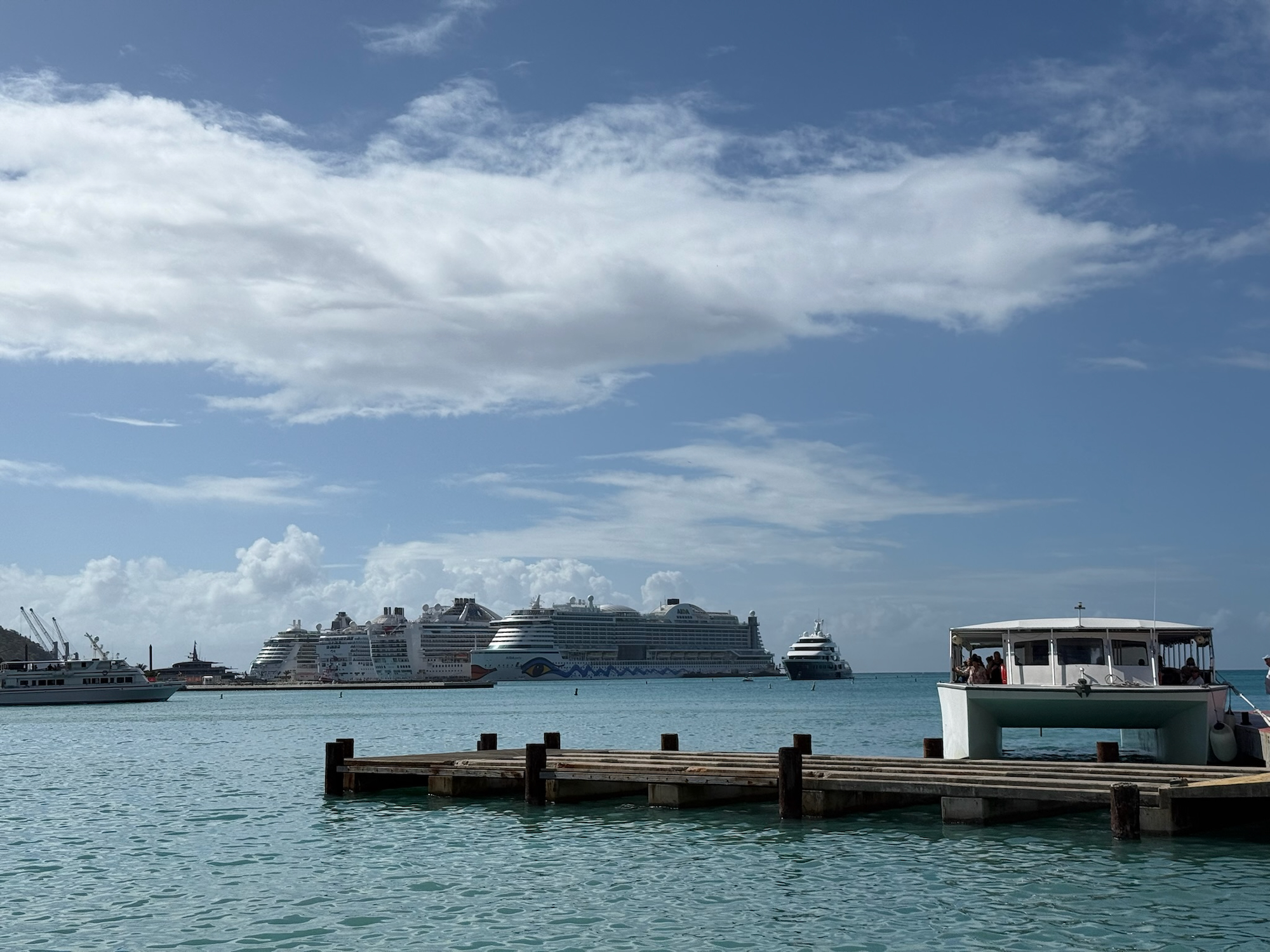 Auf Sint Maarten sind immer mehrere große Schiffe vor Anker