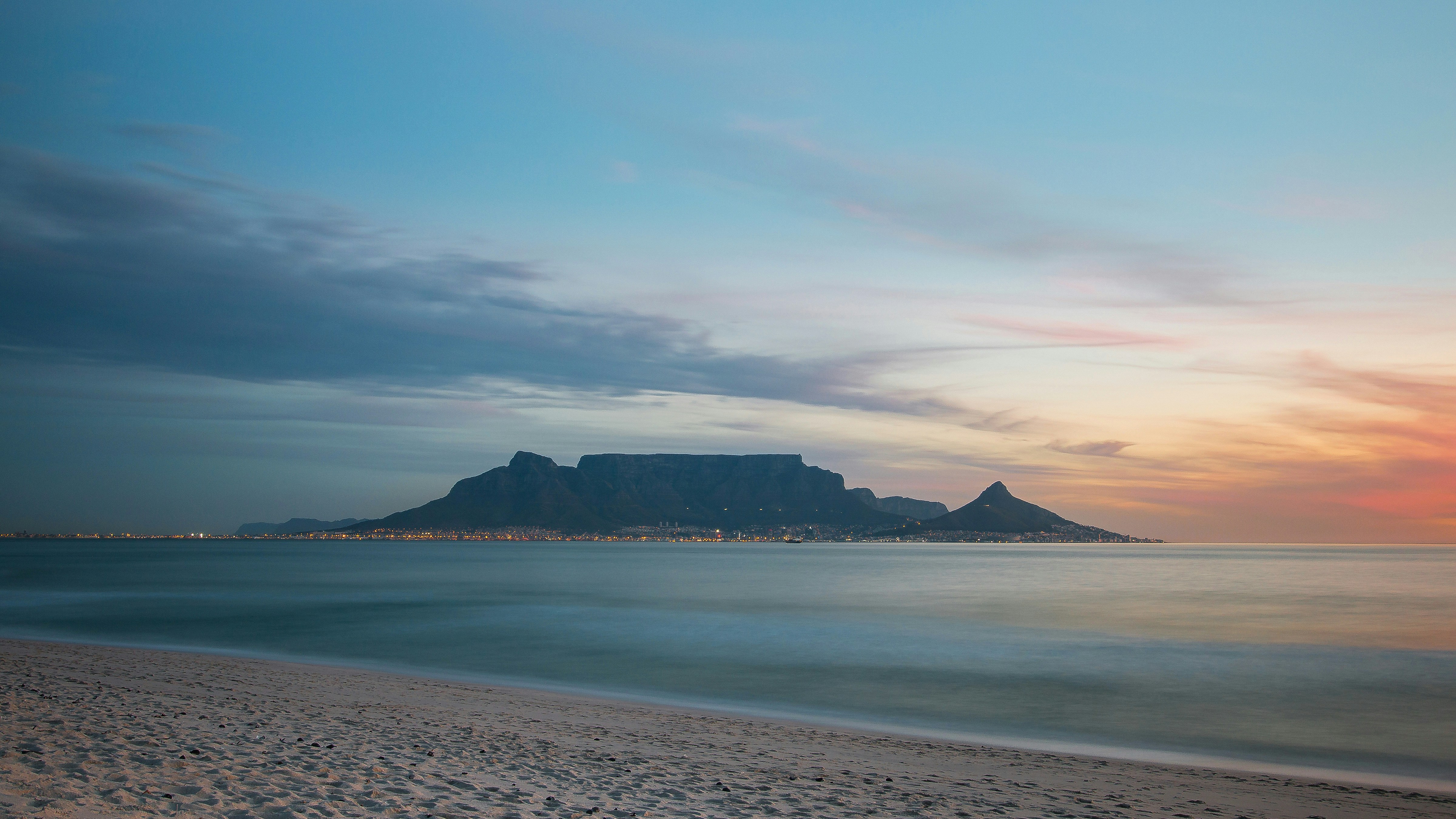 Der Tafelberg in Kapstadt | Foto von Brent Ninaber auf Unsplash