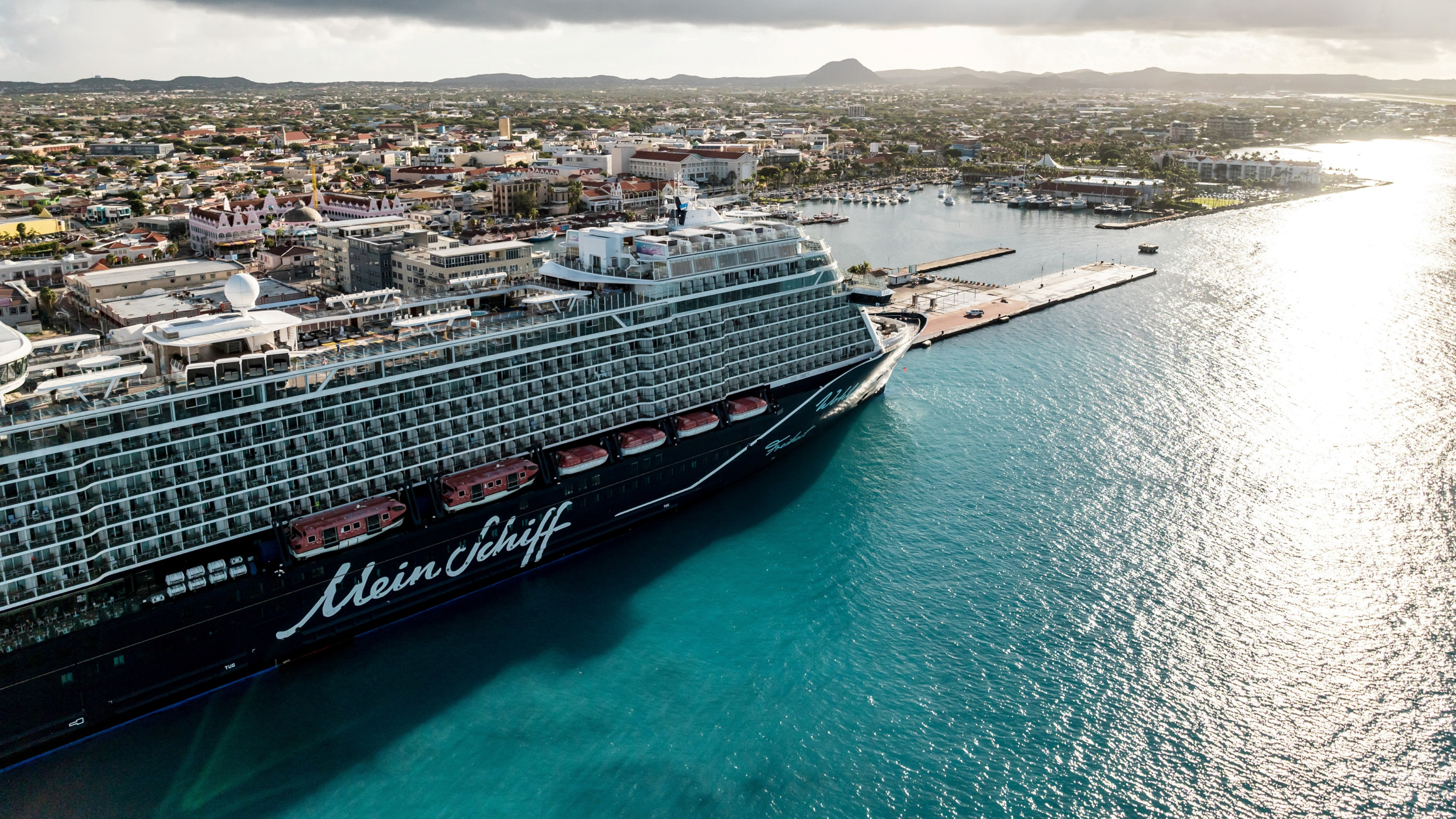 Mein Schiff im Hafen von Aruba