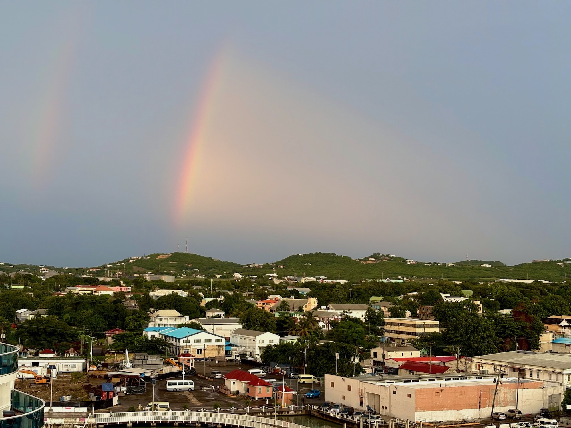 Himmel und Landschaft von Antigua sind ein Meer aus Farben
